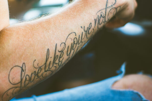 tatuaggio stile lettering